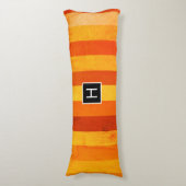 Warmes, gewittertes Orange Red Stripes Monogramm Seitenschläferkissen (Vorderseite Vertikal)