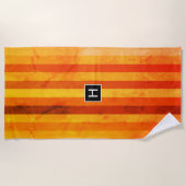 Warmes, gewittertes Orange Red Stripes Monogramm Strandtuch (Vorderseite)