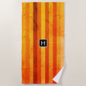 Warmes, gewittertes Orange Red Stripes Monogramm Strandtuch (Vorderseite)