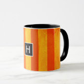 Warmes, gewittertes Orange Red Stripes Monogramm Tasse (VorderseiteRechts)