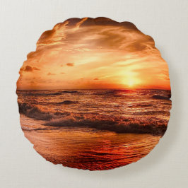 Warmes Golden Orange Sonnenuntergang über dem Ozea Rundes Kissen