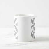 Warmes graues geometrisches Deko Cube Muster Kaffeetasse (Mittel)