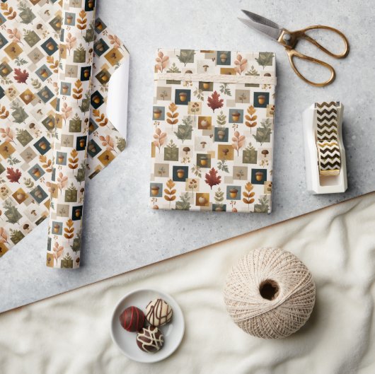 Warmes Herbstmuster mit Eicheln, Blättern und Pilz Geschenkpapier (Kunsthandwerk)