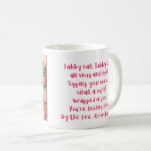 Warmes Kätzchen in einer Blanket individuell anpas Kaffeetasse (VorderseiteRechts)