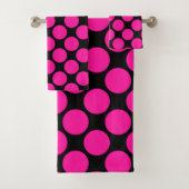 Warmes Rosa auf schwarzem Polka Dot Pattern Badhandtuch Set (Insitu)