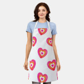 Warmes rosa Orangefarbenes Herzmuster Schürze (Getragen)