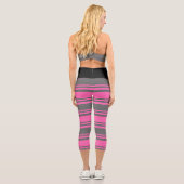 Warmes rosa und dunkelfarbenes Muster Capri Leggings (Rückseite)