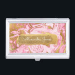 Warmes Rosa, weißes und goldenes Foil Marmor Visitenkarten Dose<br><div class="desc">Hot Pink, White and Gold Foil Glitzer und Sparkle Marmor Minimalistischer Visitenkartenhalter mit weißer handgeschriebener Typografie für das Monogramm. Der moderne Hot Pink, White und Gold Foil Sparkle Marmor Swirl Business Card Holder ist perfekt für jeden Beruf. Wenn Sie den Namenstext benötigen, der nicht Ihren Bedürfnissen entspricht, wenden Sie sich...</div>