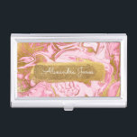 Warmes Rosa, weißes und goldenes Foil Marmor Visitenkarten Dose<br><div class="desc">Hot Pink, White and Gold Foil Glitzer und Sparkle Marmor Minimalistischer Visitenkartenhalter mit weißer handgeschriebener Typografie für das Monogramm. Der moderne Hot Pink, White und Gold Foil Sparkle Marmor Swirl Business Card Holder ist perfekt für jeden Beruf. Wenn Sie den Namenstext benötigen, der nicht Ihren Bedürfnissen entspricht, wenden Sie sich...</div>