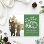 Warmwünscht Vintages grünes Weihnachts-Foto Feiertagskarte<br><div class="desc">Vintage Weihnachtskarte mit einem Gruß "Herzliche Wünsche dieses Weihnachtsgeschenk",  weißes Schriftzeichen mit einem Paar von gemütlichen Winterfaustern und Wintermustern von Sternen und Schneeflocken. Personalisieren Sie mit Ihrem Foto und benutzerdefinierten Text. Die Farbe Grün,  Weiß und Hellgrau ist in Grün gehalten.</div>