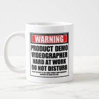 Warnen Sie Produktdemo-Videographen hart am Arbeit