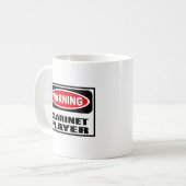 Warnende Clarinet-SPIELER Tasse (Vorderseite Links)