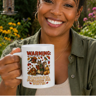 Warnendes Eichhörnchen, das sich auf den Winter vo Kaffeetasse