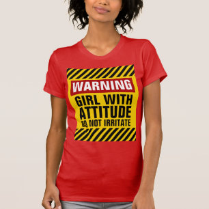 Warnendes Mädchen mit der Haltung lustig T-Shirt
