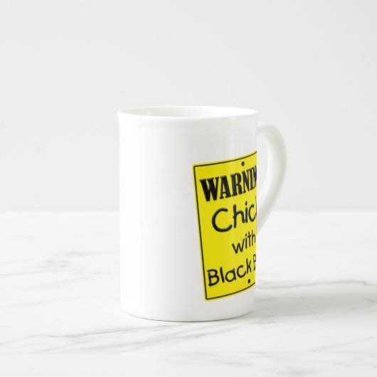 Warnendes Mädchen mit schwarzem Gürtel Tasse (Vorderseite Rechts)