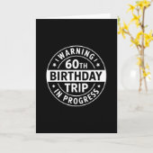 Warning 60th Birthday Trip In Progress Funny Vacat Karte (Gelbe Blume)