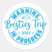 Warning Besties Trip in Progress Blue on White Runder Aufkleber (Vorderseite)