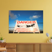 Warnschild in der Nähe des Flughafens St. Maarten Leinwanddruck (Insitu (Wohnzimmer))