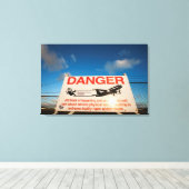 Warnschild in der Nähe des Flughafens St. Maarten Leinwanddruck (Insitu (Holzboden))