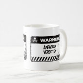 Warnschild schwarz kaffeetasse (VorderseiteRechts)