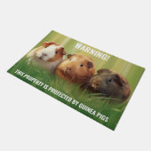 Warnung! 3 Guinea Schweine auf Gras Fußmatte (Schrägansicht)