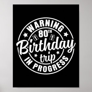 Warnung 80. Geburtstagsreise in Progress Funny 80 Poster
