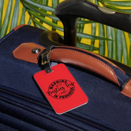 Warnung Besties Trip in Progress Black on Red Gepäckanhänger (Vorderseite Insitu 1)