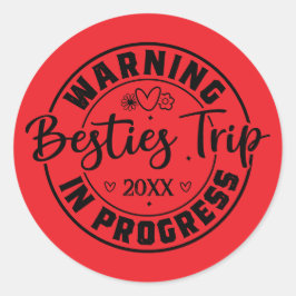 Warnung Besties Trip in Progress Black on Red Runder Aufkleber