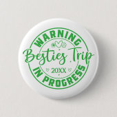 Warnung Besties Trip in Progress Green on White Button (Vorderseite)
