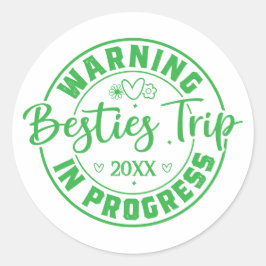 Warnung Besties Trip in Progress Green on White Runder Aufkleber
