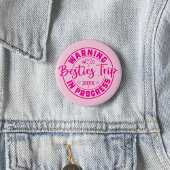 Warnung Besties Trip in Progress Magenta auf Rosa Button