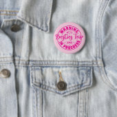 Warnung Besties Trip in Progress Magenta auf Rosa Button (Beispiel)