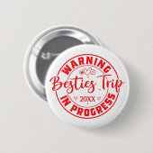 Warnung Besties Trip in Progress Red on White Button (Vorne & Hinten)