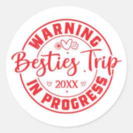 Warnung Besties Trip in Progress Red on White Runder Aufkleber