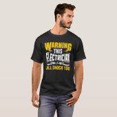 Warnung, dass dieser Elektroräger dich mit Strom e T-Shirt (Vorne ganz)