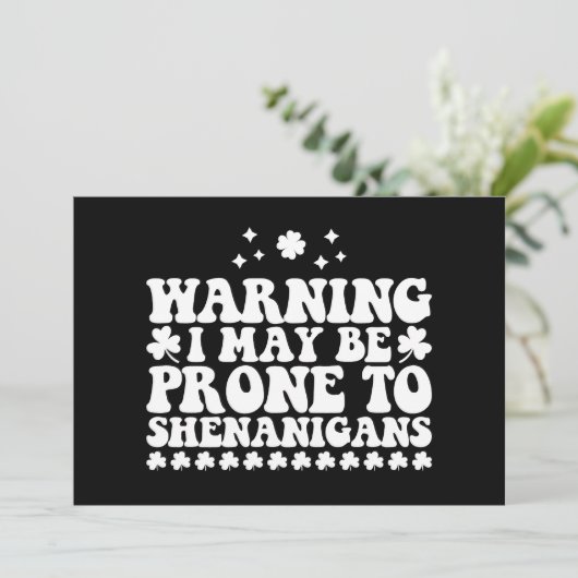 Warnung, dass ich anfällig für Shenanigans St Patr Einladung (Stehend Vorderseite)