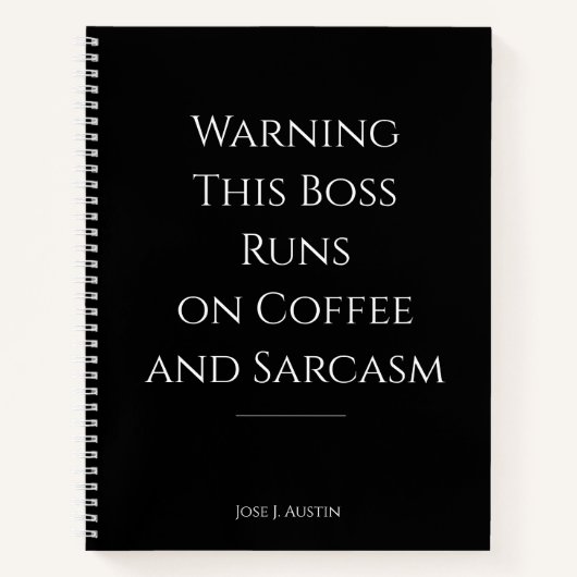 Warnung: Der Boss läuft auf Kaffee und Sarcasm Notizblock (Vorderseite)