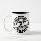 Warnung der toxischen Sarcasm-humorvollen Phrase Zweifarbige Tasse (Links)