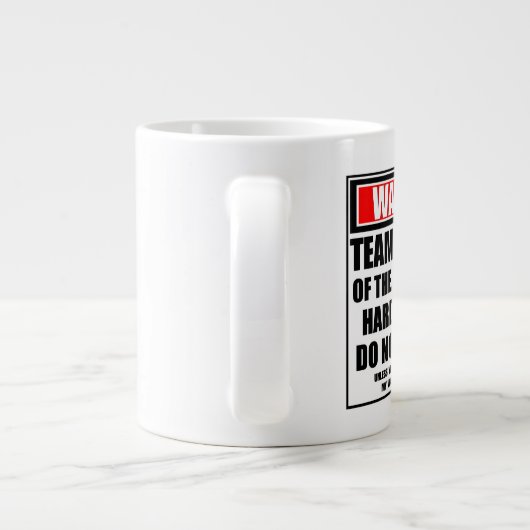 Warnung des Teammitglieds bei der Arbeit im Millen Jumbo-Tasse (Rückseite)
