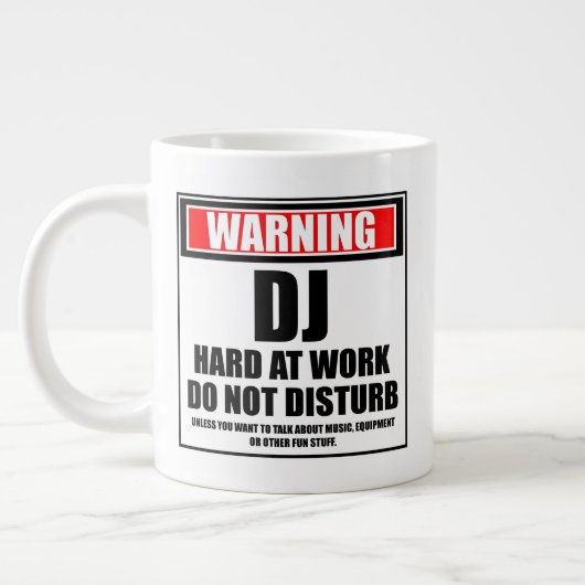 Warnung DJ bei der Arbeit stört nicht Jumbo-Tasse (Links)