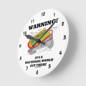 Warnung! Es ist eine bakterielle Welt da draußen Runde Wanduhr (Winkel)