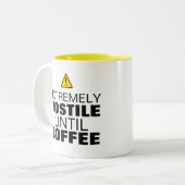 Warnung: Extrem feindselig bis Kaffee - lustig Zweifarbige Tasse (Vorderseite Links)