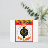 WARNUNG! ICH SCHIESE WIE EIN MÄDCHEN! POSTKARTE (Stehend Vorderseite)