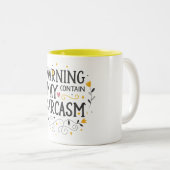 Warnung kann Sarkasmus enthalten Zweifarbige Tasse (VorderseiteRechts)