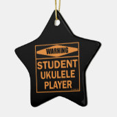 Warnung! Student Ukulele Player! Keramikornament (Links)