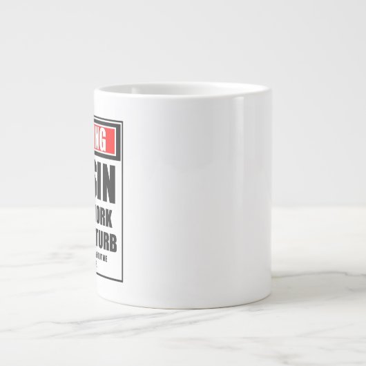 Warnung vor Cousin bei der Arbeit stört nicht Jumbo-Tasse (Vorderseite)