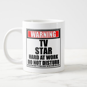 Warnung vor einem Fernsehstar bei der Arbeit stört Jumbo-Tasse