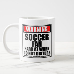 Warnung vor einem Fußballfan bei der Arbeit stört  Jumbo-Tasse