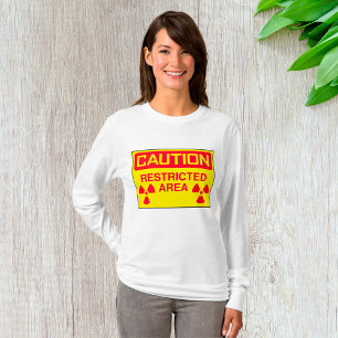 Warnung vor Strahlenbelastung in einem beschränkte T-Shirt