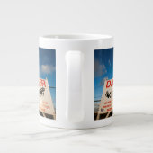 Warnzeichen nahe Flughafen St. Maarten, Jumbo-Tasse (Rückseite)